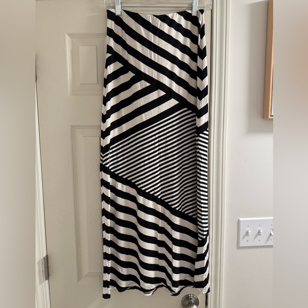 Chelsea & Violet Black and White Asymmetrical Pencil Maxi Skirt